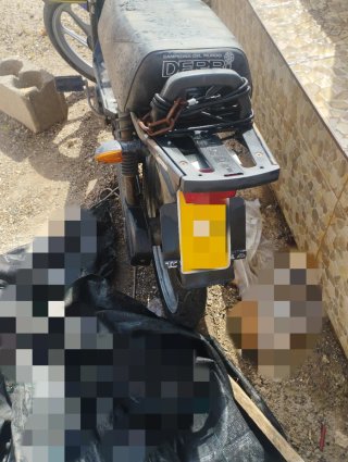 Derbi Variant Moped - Black/Yellow, con dos cascos