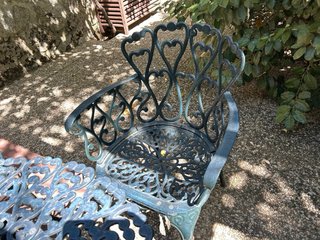 Mesa y sillones de jardín de hierro forjado