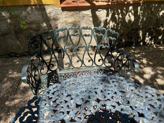 Mesa y sillones de jardín de hierro forjado