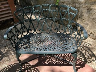 Mesa y sillones de jardín de hierro forjado