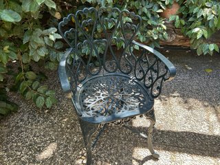 Mesa y sillones de jardín de hierro forjado