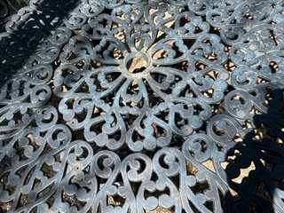 Mesa y sillones de jardín de hierro forjado