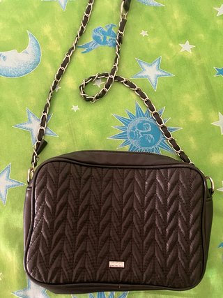 Bolso negro acolchado con cadena