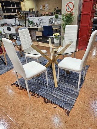 Mesa de cristal de 120cm y 4 sillas blancas