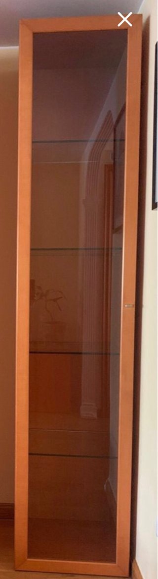 Vitrina alta de madera color cerezo y cristal alta