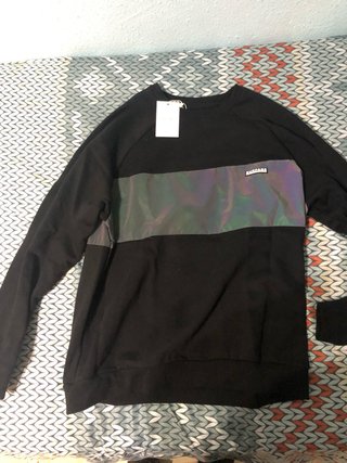 Sudadera Negra con Panel Reflectante