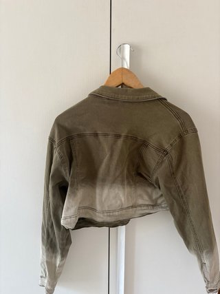 Chaqueta vaquera verde desgastada
