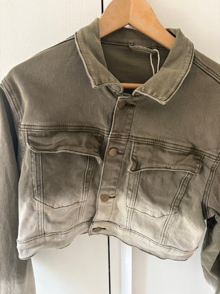 Chaqueta vaquera verde desgastada