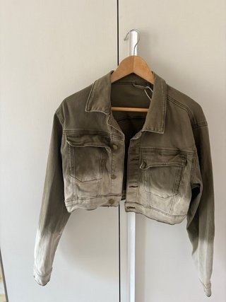 Chaqueta vaquera verde desgastada