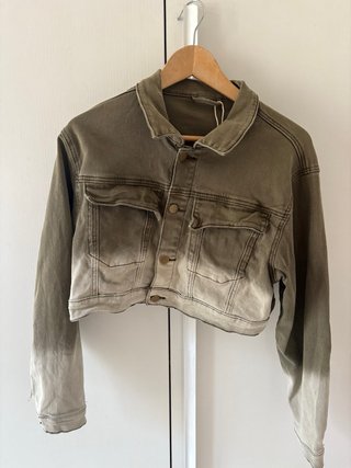 Chaqueta vaquera verde desgastada