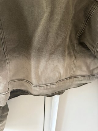 Chaqueta vaquera verde desgastada