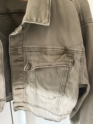 Chaqueta vaquera verde desgastada
