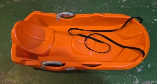 Trineo naranja para niños