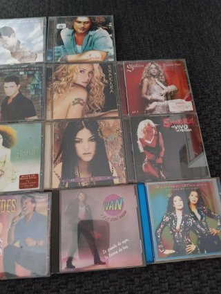 CDs Shakira, Carlos Vives, Gloria Estefan