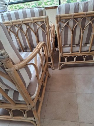 Sillones de bambú con cojines a rayas