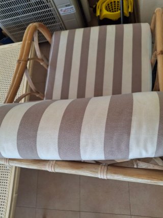 Sillones de bambú con cojines a rayas