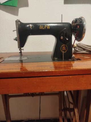 Máquina de coser antigua Alfa