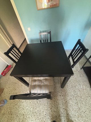 Mesa de comedor negra con 4 sillas