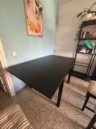 Mesa de comedor negra con 4 sillas