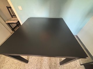 Mesa de comedor negra con 4 sillas