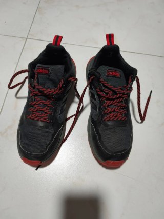 Zapatillas Adidas Negras y Rojas ( con defecto)
