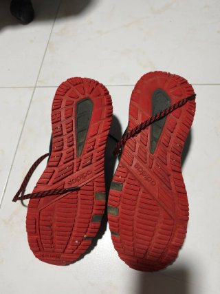 Zapatillas Adidas Negras y Rojas ( con defecto)