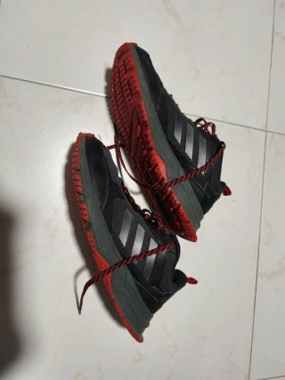 Zapatillas Adidas Negras y Rojas ( con defecto)