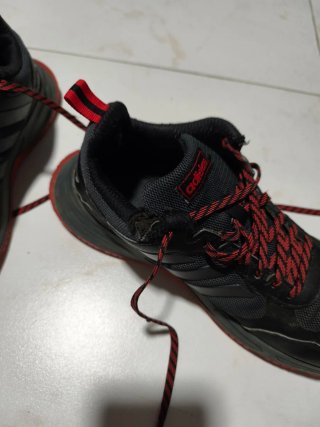 Zapatillas Adidas Negras y Rojas ( con defecto)