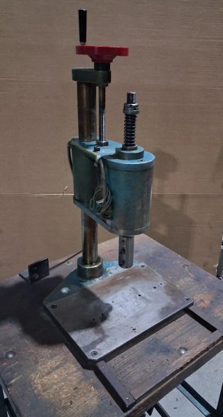 Prensa electromagnética industrial.