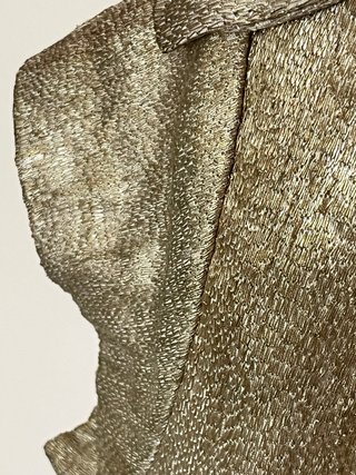 Chaleco dorado con cremallera y volantes
