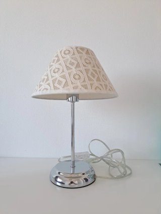 Lámpara de mesa beige y plateada