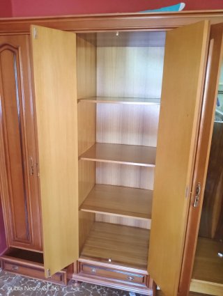 Armario de madera con puertas y cajones