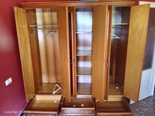Armario de madera con puertas y cajones