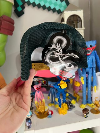 Gorra D&D Dragón Fuego Dado 20