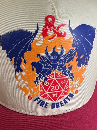 Gorra D&D Dragón Fuego Dado 20