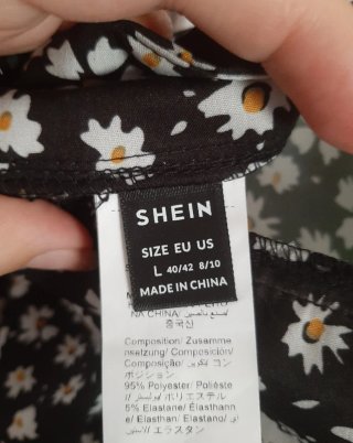 Falda negra estampada flores blancas