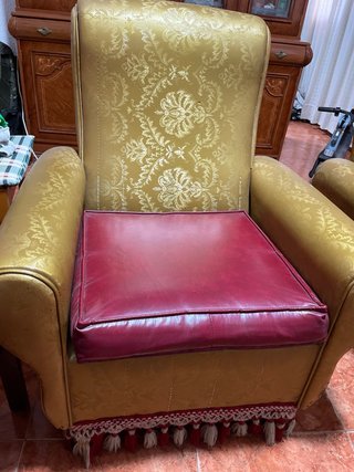 2 Sillones Dorados con Asiento Rojo