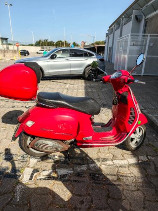 Vespa GTS 250ie Roja