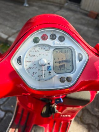 Vespa GTS 250ie Roja