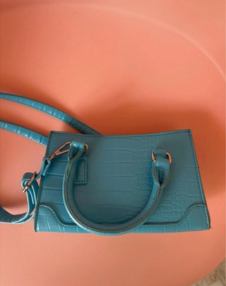 Bolso azul con llavero de personaje