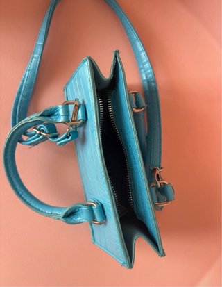 Bolso azul con llavero de personaje