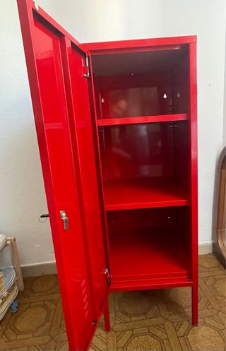 Taquilla metálica roja Ikea modelo Ps.
