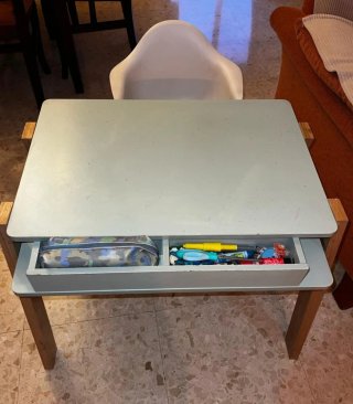 Pupitre infantil madera y silla blanca