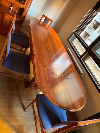 Mesa de madera maciza extensible + 6 sillas.