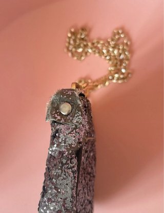 Bolso plateado con cadena dorada