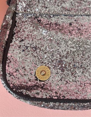 Bolso plateado con cadena dorada