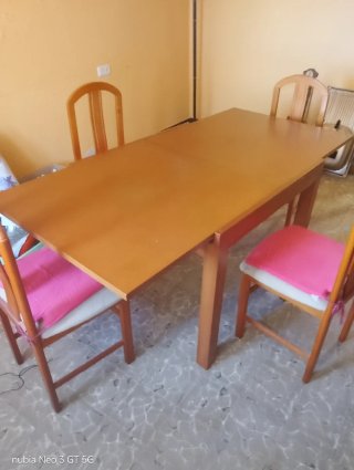 Mesa de comedor de madera y sillas