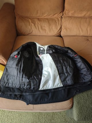 Chaqueta Revit Outback de moto negra y blanca.