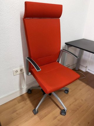 Silla de oficina naranja respaldo alto con ruedas