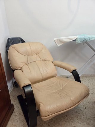 Sillón reclinable de piel color claro